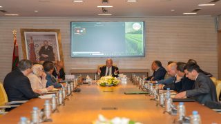 رئيس غرفة الداخلة الفلاحية يشارك في اجتماع ترأسه وزير الفلاحة يناقش إصلاح الغرف الفلاحية وأزمة المياه